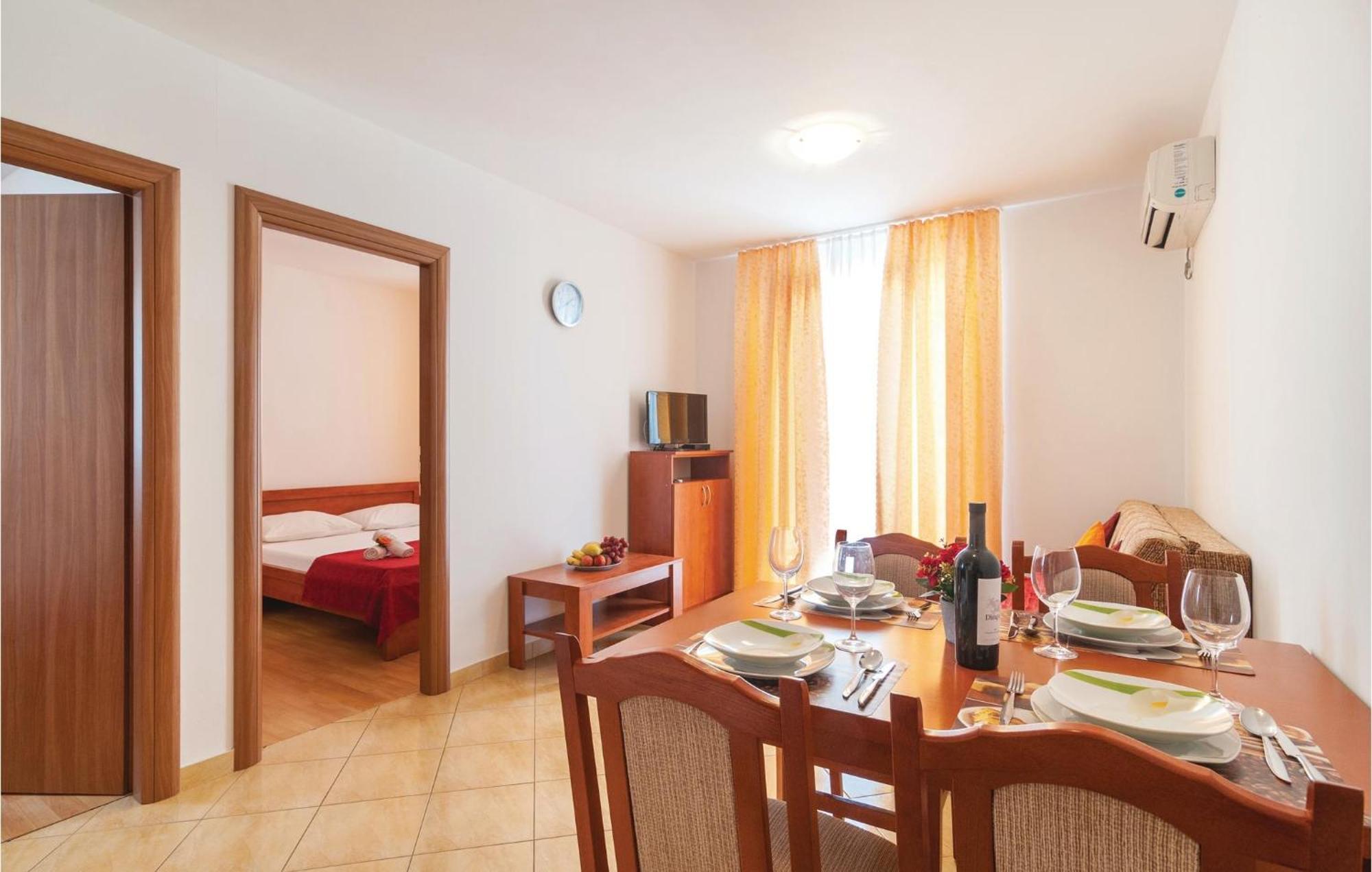 Cozy Apartment In Supetar With Kitchen Eksteriør billede