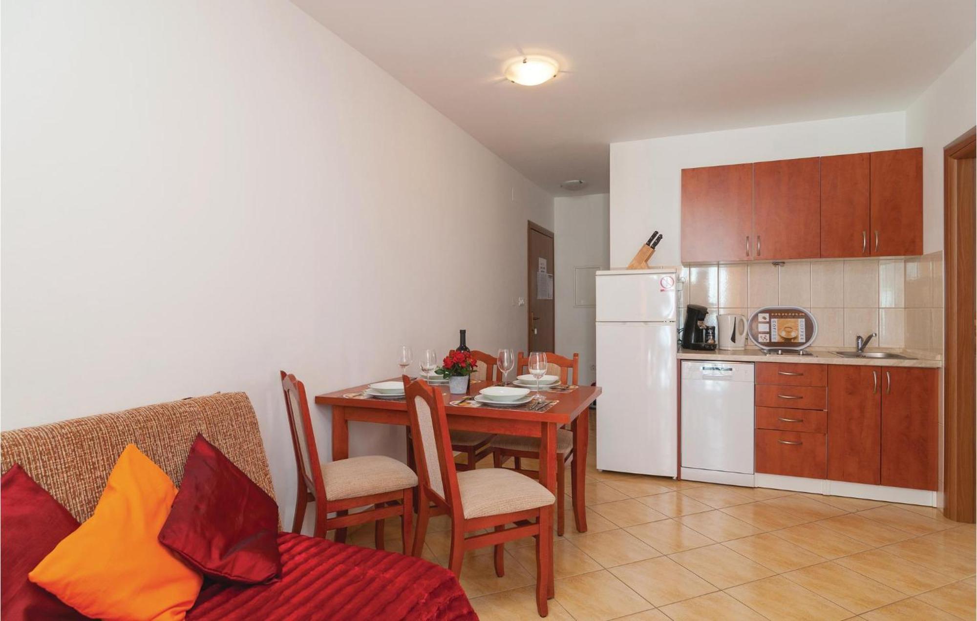 Cozy Apartment In Supetar With Kitchen Eksteriør billede