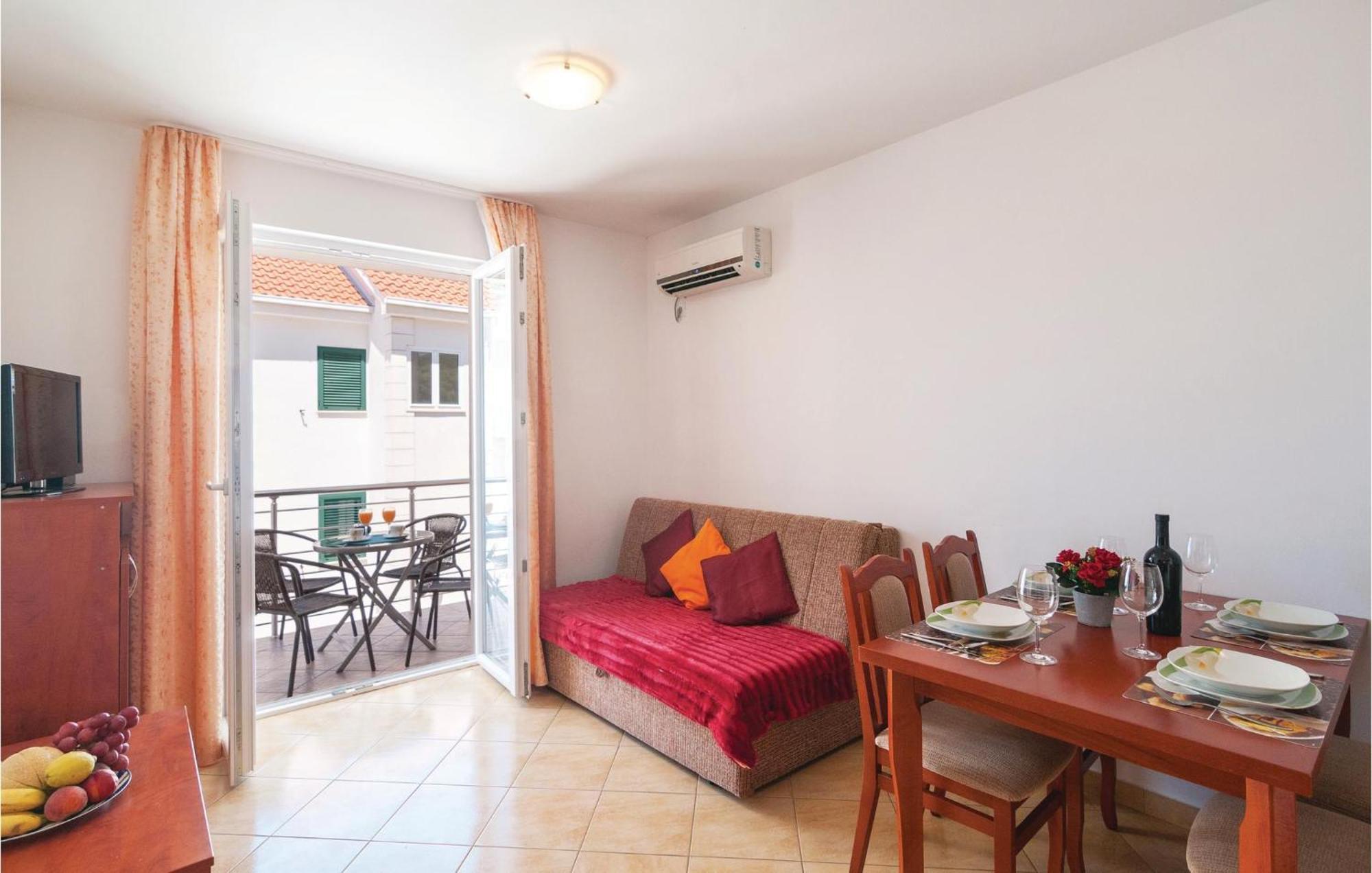 Cozy Apartment In Supetar With Kitchen Eksteriør billede