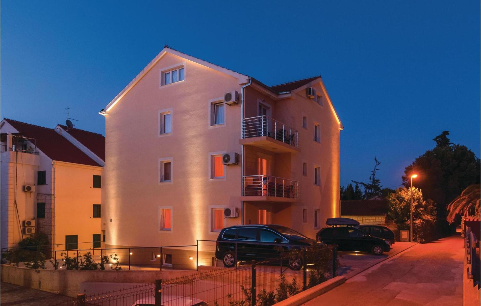 Cozy Apartment In Supetar With Kitchen Eksteriør billede